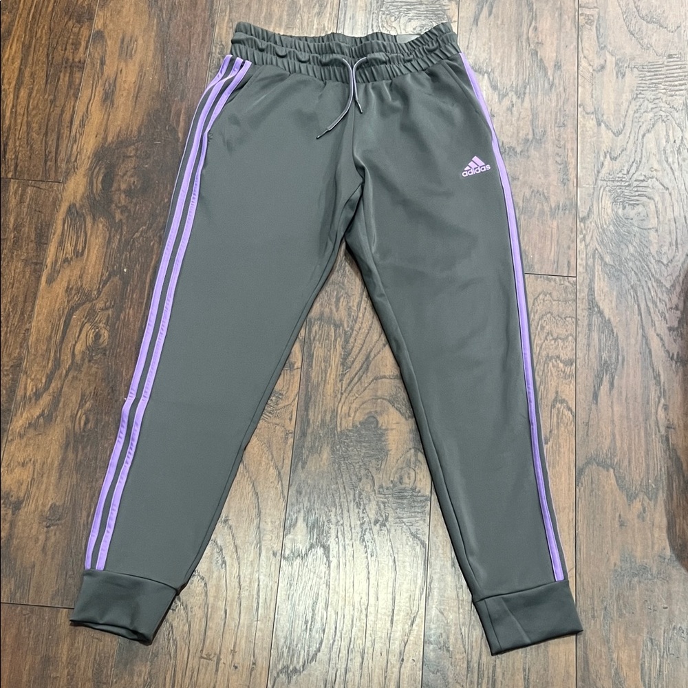 Adidas 3 stripe woman’s Aeroready regular fit jogger pants size S NWT